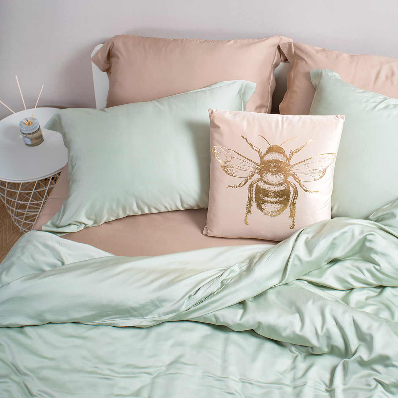 Decorative pillow, 45x45 cm, corduroy, beige, Golden bumblebee, Bugs изображение № 4