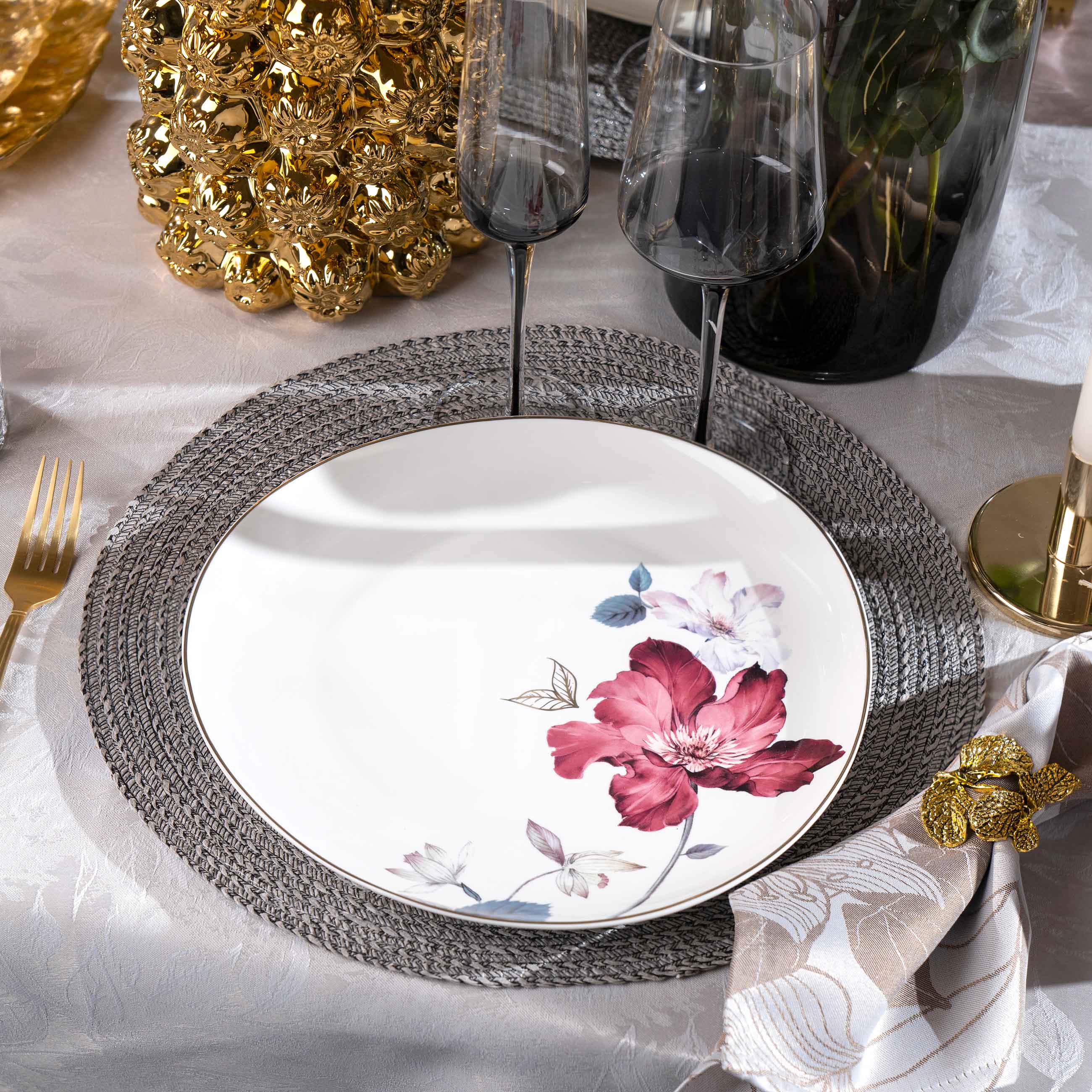 Dinner plate, 28 cm, porcelain N, white, with golden edging, Flower and leaves, Noir изображение № 7