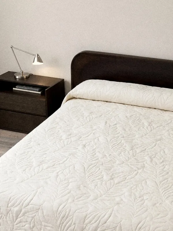 Bedspread, 220x240 cm, quilted, velvet/microfiber, milky, Leaves, Stitch velvet, image-0