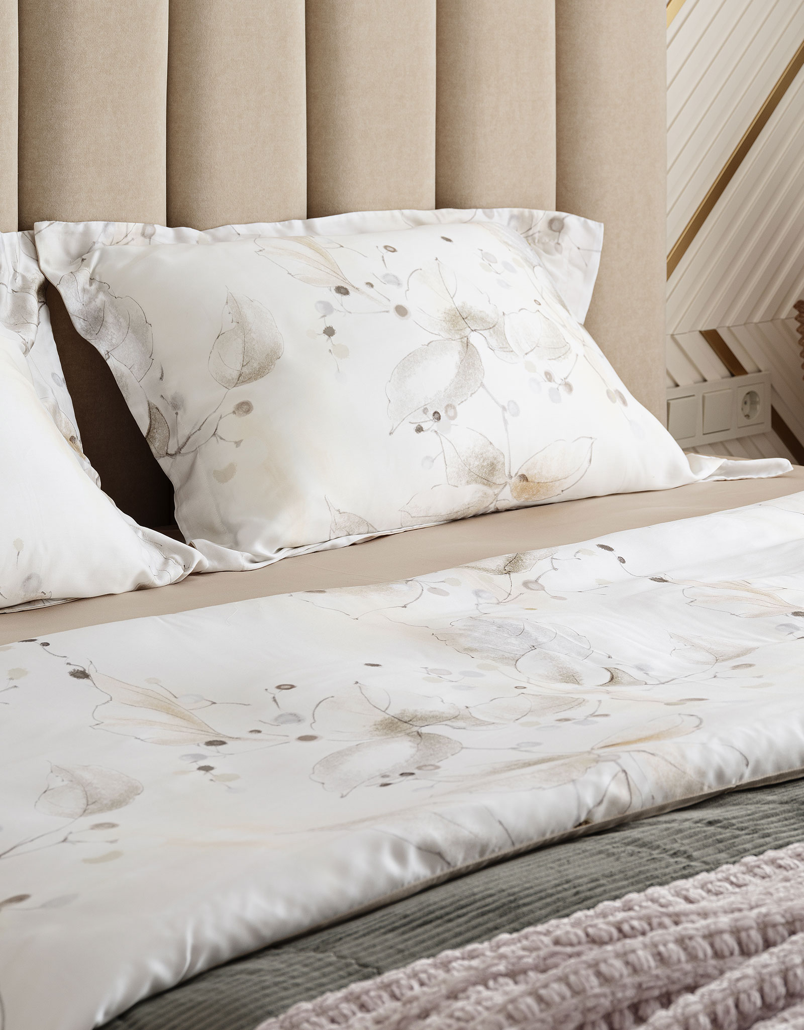 Bed linen set euro, Tencel 300 CU, milk, Flowers with berries, Tencel