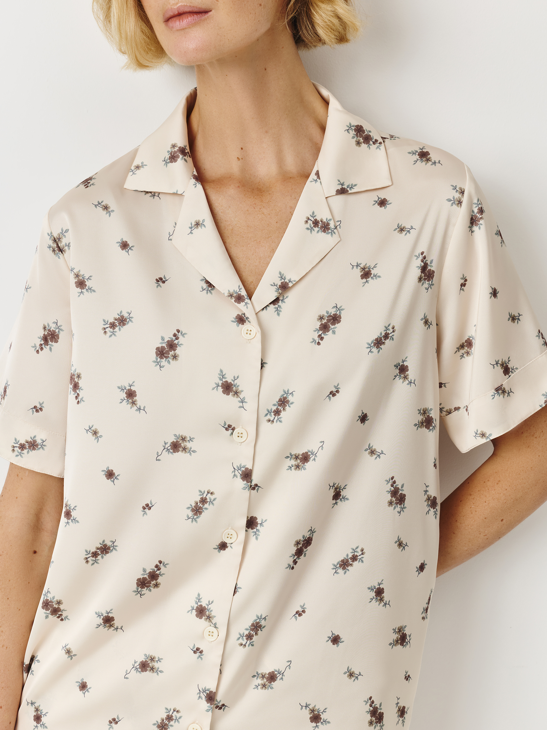 Women's shirt, homewear, size S, with short sleeves, polyester, milky, Flowers, Roktania, image-2