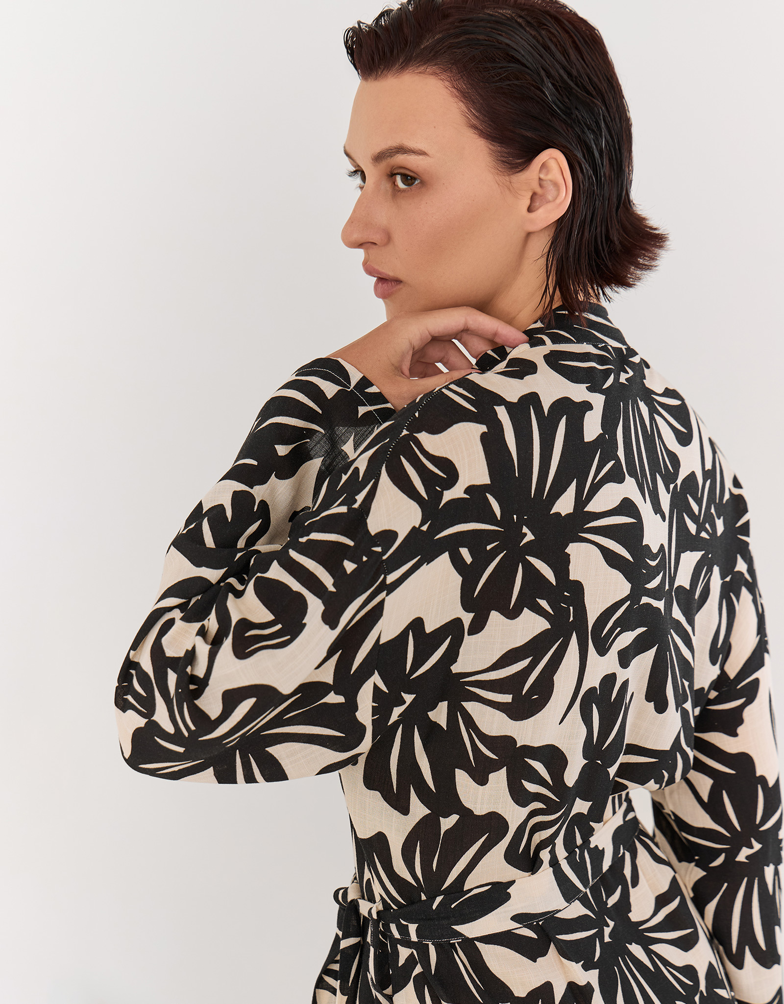 Women's robe, size L, with long sleeves, viscose, beige-black, Abstract flowers, Almi, image-6