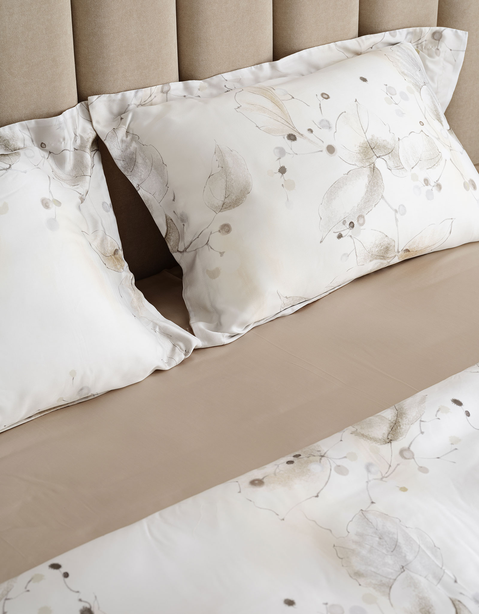 Bed linen set euro, Tencel 300 CU, milk, Flowers with berries, Tencel