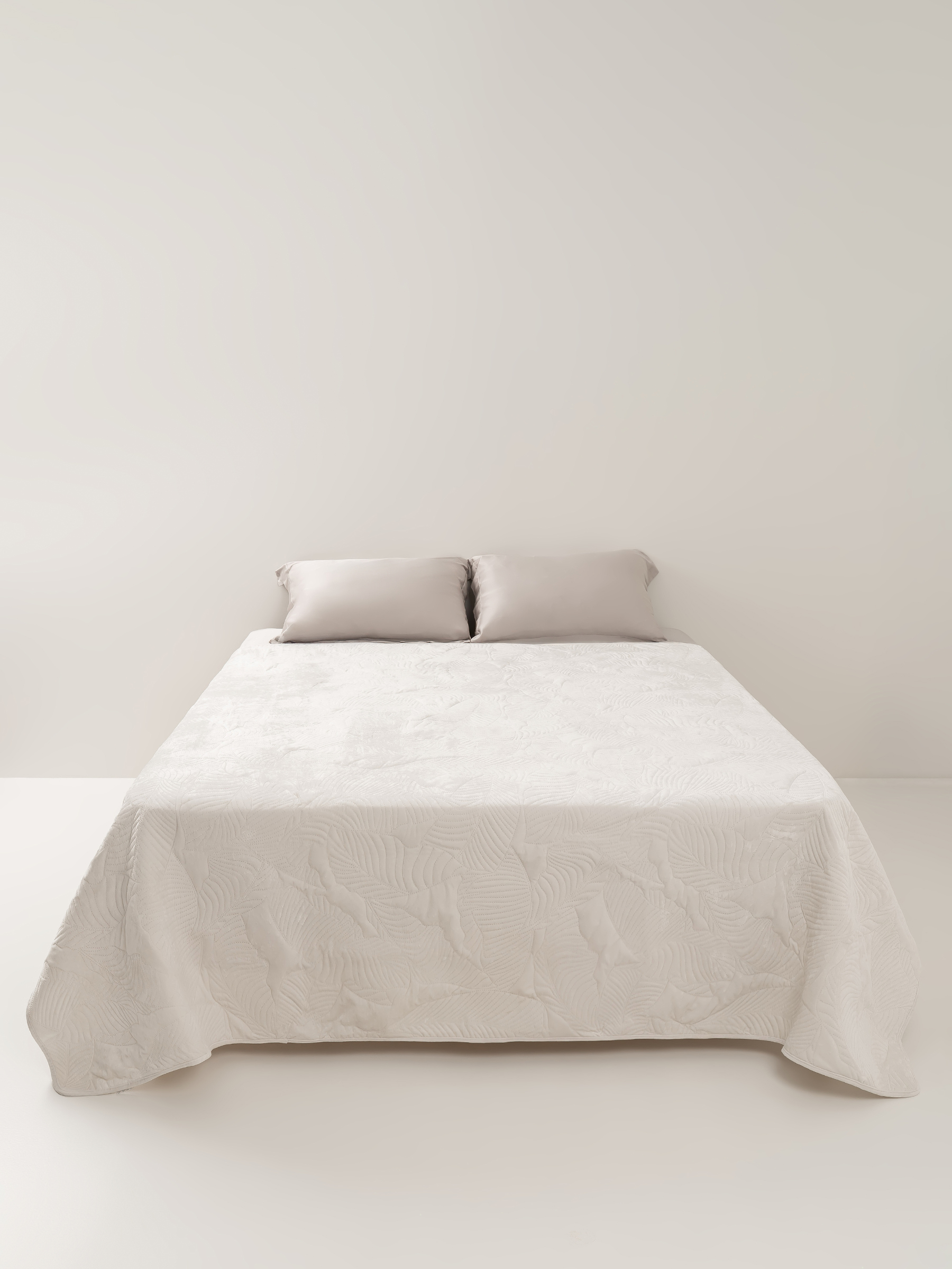 Bedspread, 220x240 cm, quilted, velvet/microfiber, milky, Leaves, Stitch velvet, image-0