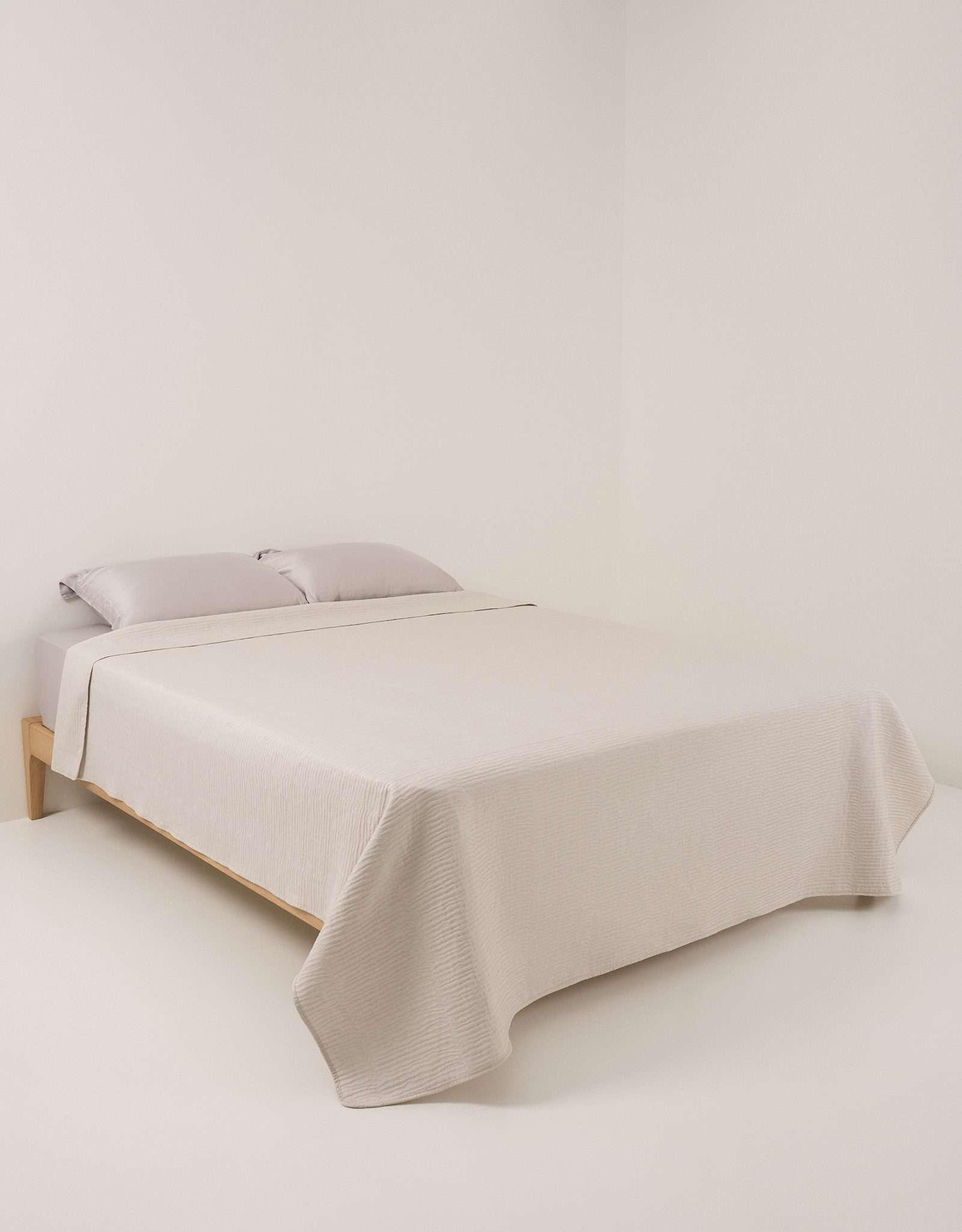 Bedspread, 220x240 cm, cotton / polyester, milky, Jacquard bed, image-0
