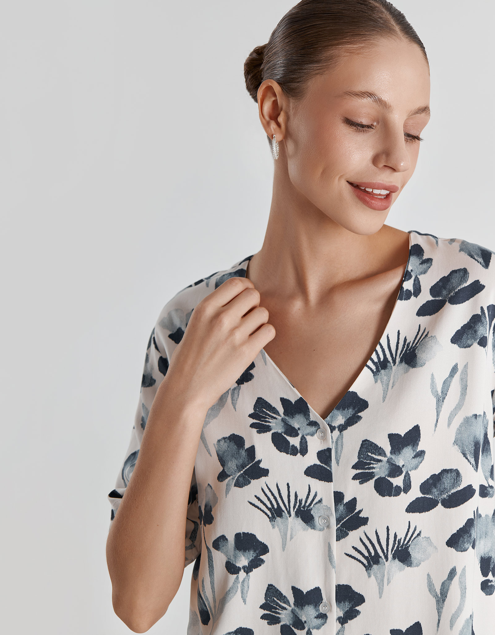 Women's shirt, home, size L, short sleeve, viscose, milk, Blue flowers, Telia, image-3