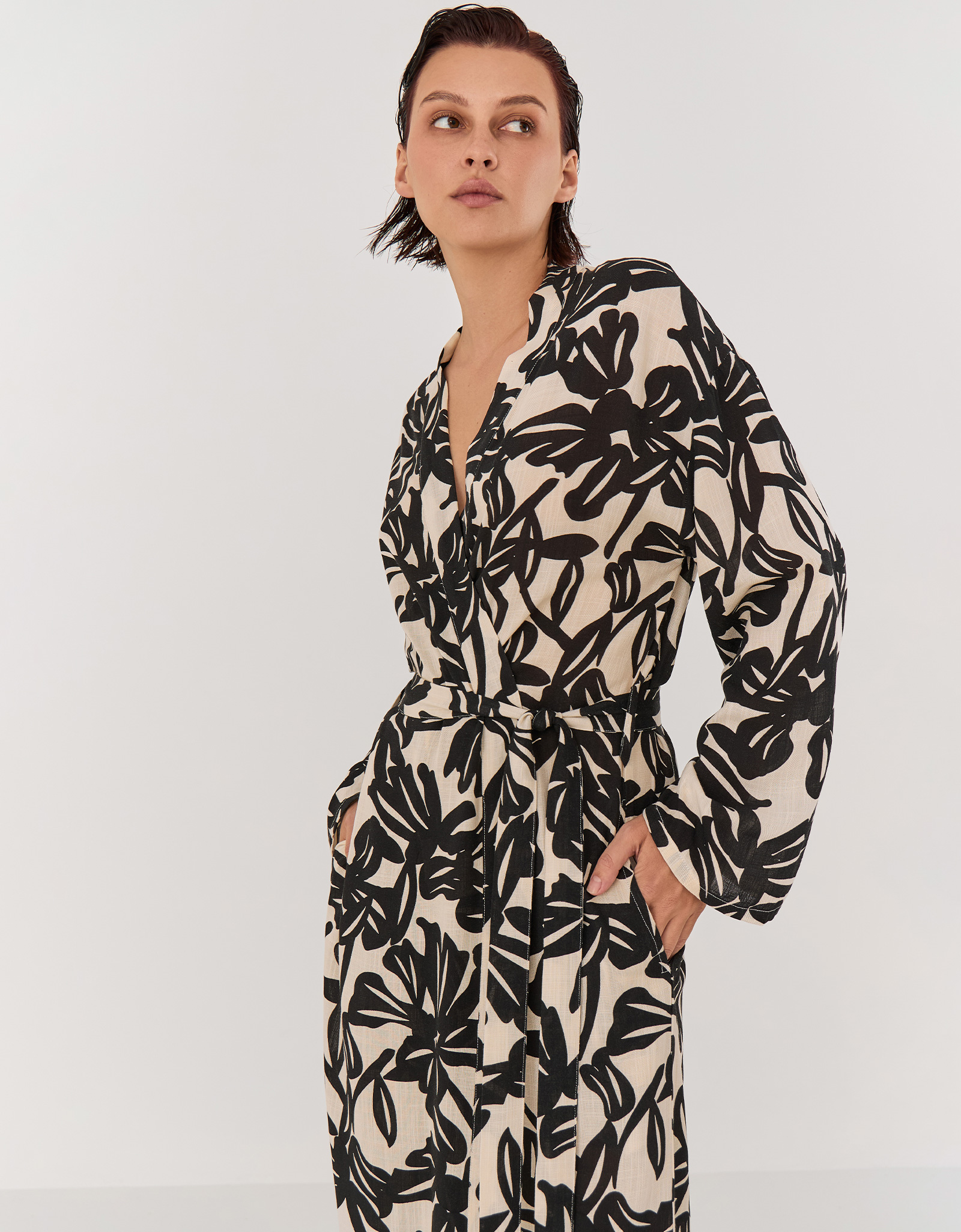Women's robe, size L, with long sleeves, viscose, beige-black, Abstract flowers, Almi, image-3
