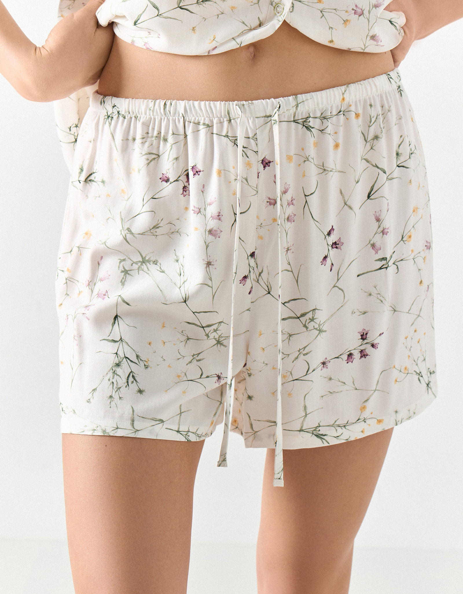 Women's shorts, homewear, size L, viscose, milky, wildflowers, Amina, image-1