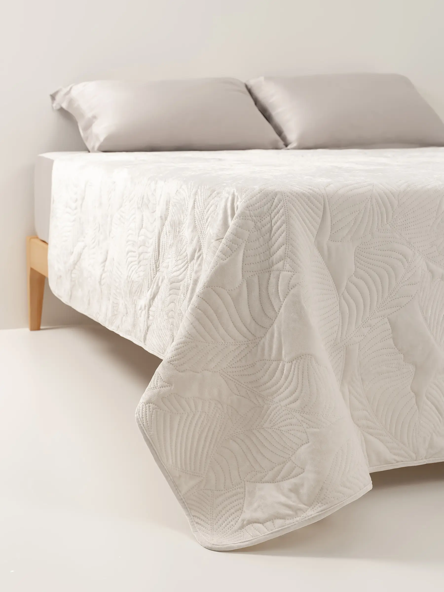 Bedspread, 220x240 cm, quilted, velvet/microfiber, milky, Leaves, Stitch velvet