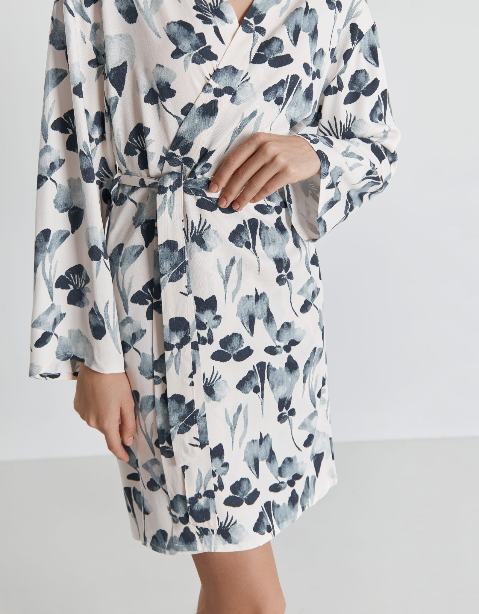 Robe for women, home, size L, long sleeve, viscose, milk, Blue flowers, Telia, image-5