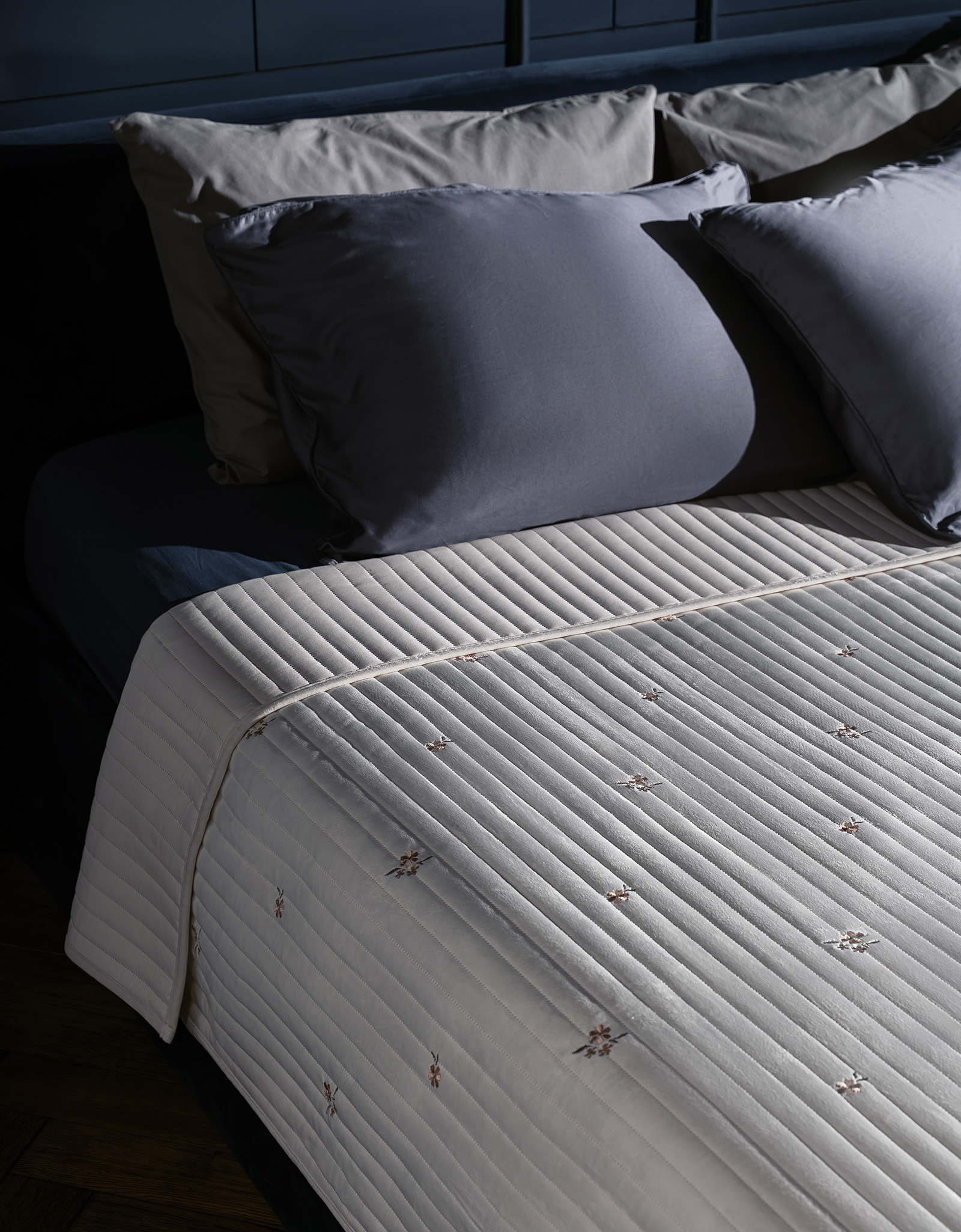 Bedspread, 220x240 cm, quilted, velvet/microfiber, milky, Flowers, Stitch velvet, image-2