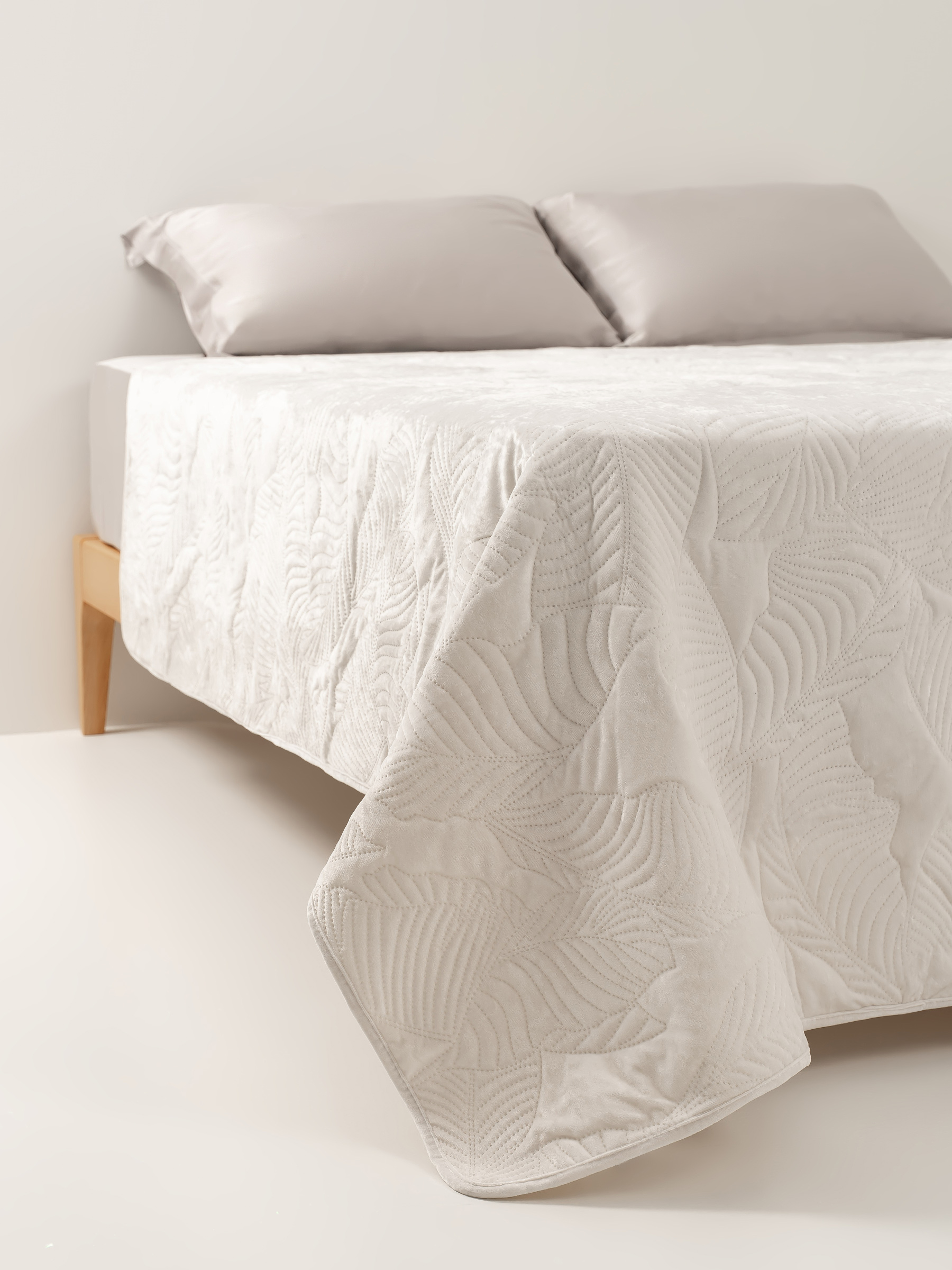 Bedspread, 220x240 cm, quilted, velvet/microfiber, milky, Leaves, Stitch velvet, image-1