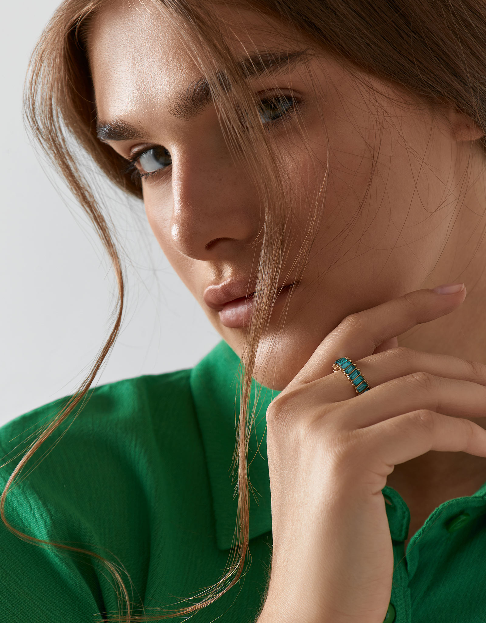 Ring, size S-M, Single size, Metal / Glass, Green stones, Mineral